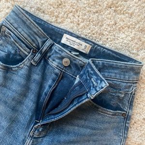 A&f curve love size 25 distressed skinny jeans